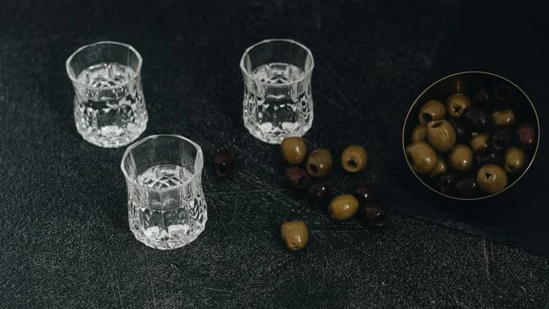 Vodka et culture du toast en Russie : codes, étiquette et erreurs à éviter