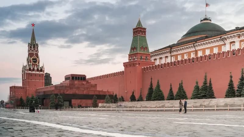 Russia: Foreigners Now Required to Sign Military Contract for Residence Permit