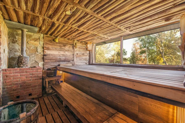Intérieur d'une parnaïa russe avec banc en bois et seau