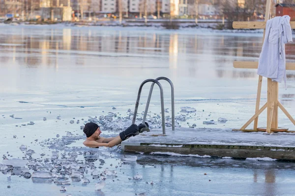 Plongeon glacé après passage en parnaïa, kupel extérieur