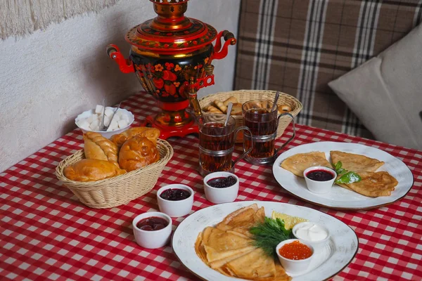 Samovar russe traditionnel pour la pause thé entre passages