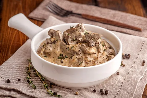Bœuf Stroganoff — viande en sauce à la crème