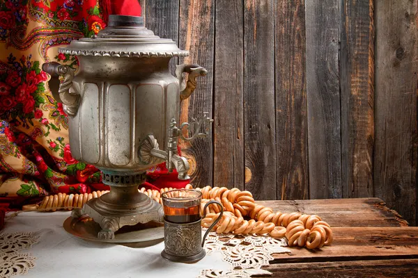 Thé russe et samovar traditionnel