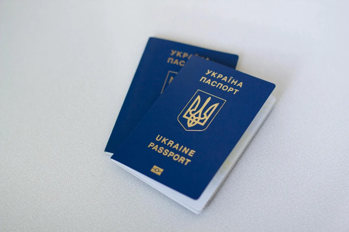 Bureau d'expert avec passeports et documents administratifs, ambiance préparation visa
